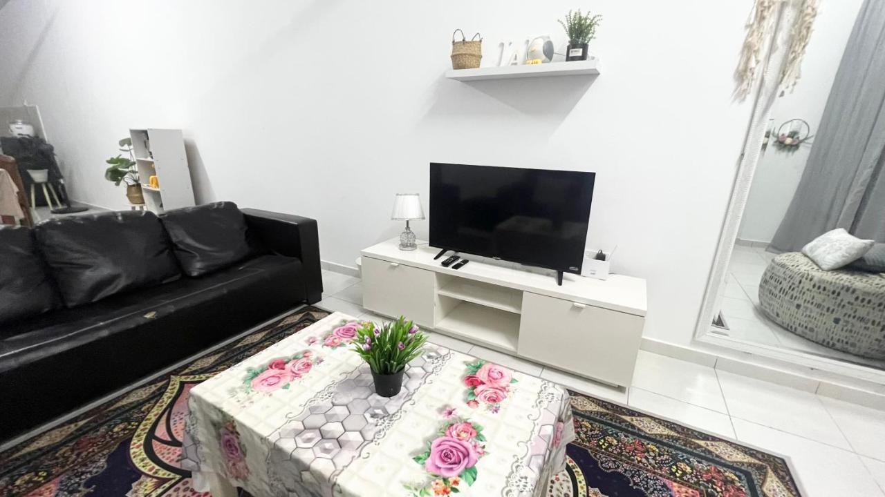 Homestay Near Plaza Tol Bandar Ainsdale Labu Екстериор снимка
